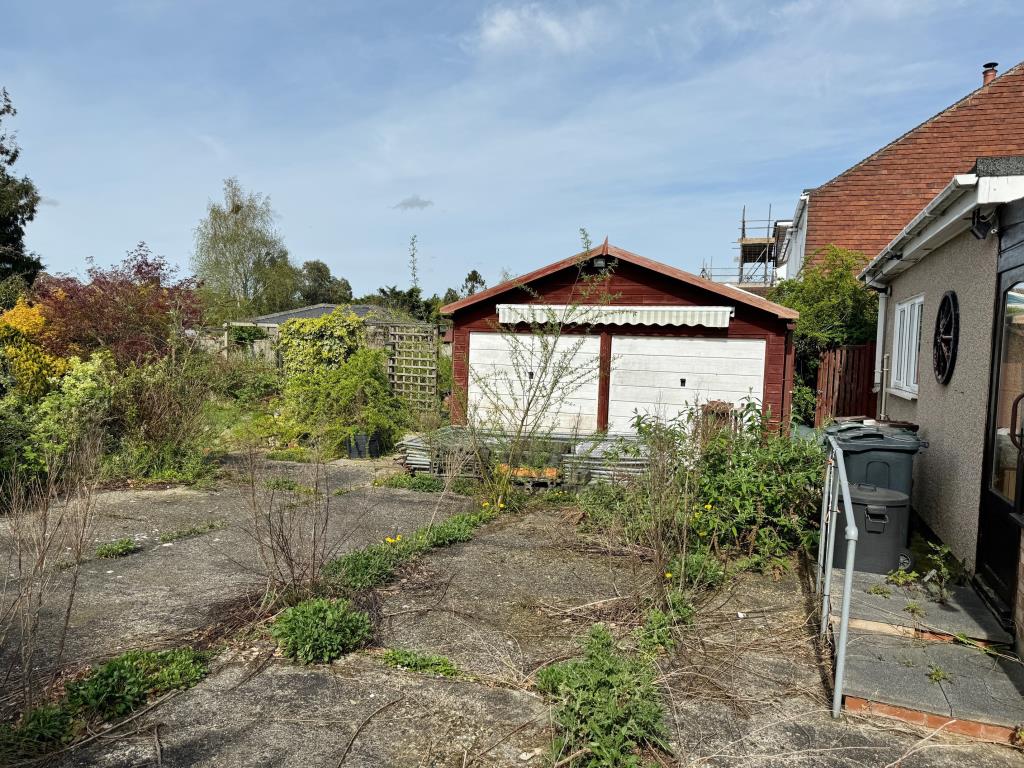 Lot: 146 - DETACHED BUNGALOW WITH POTENTIAL IN POPULAR LOCATION - Double garage 2